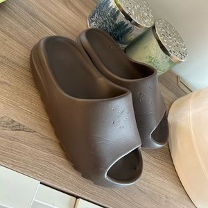 yeezy soot slides